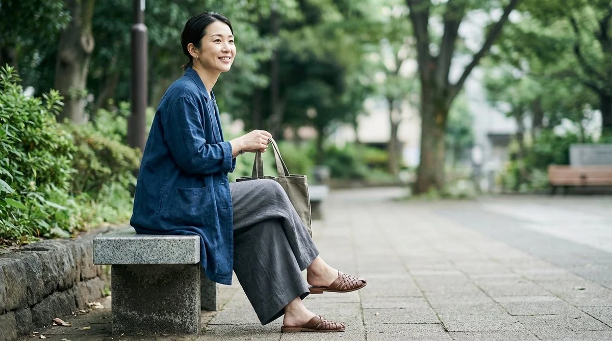 AMOJIの靴を履く日本人女性、日常の一コマ
